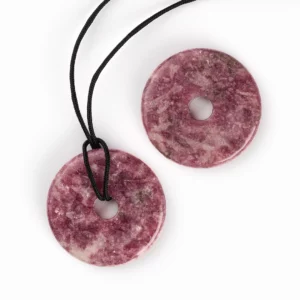pendentif donut pi en lépidolite, photo sur fond blanc