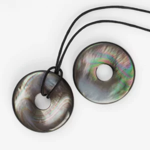 pendentif donut pi en nacre, photo sur fond blanc