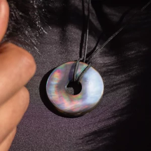 pendentif donut pi en nacre, photo porté par une modèle