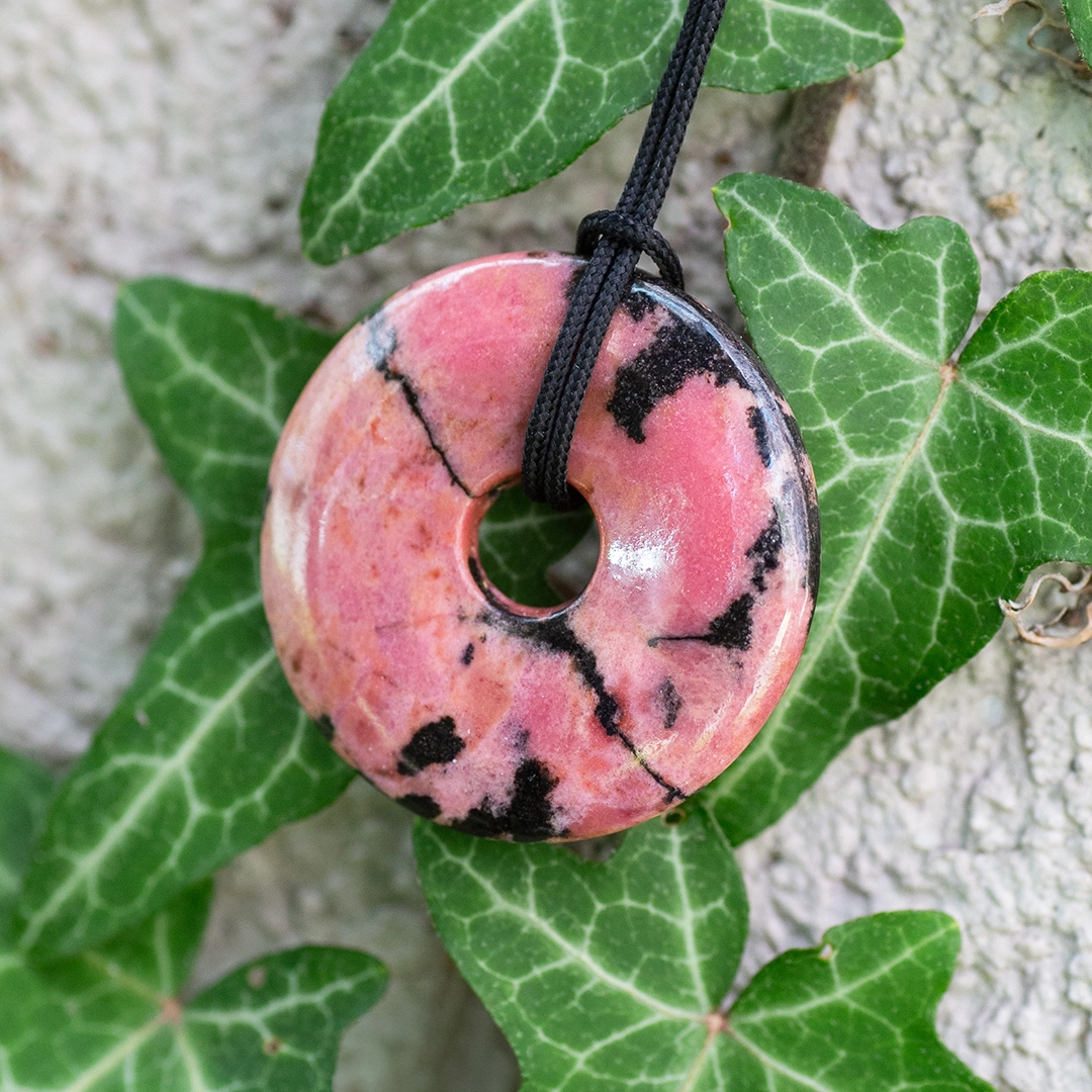 pendentif donut pi en rhodonite, photo sur décors