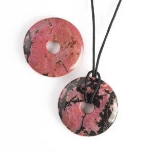 pendentif donut pi en rhodonite, photo sur fond blanc