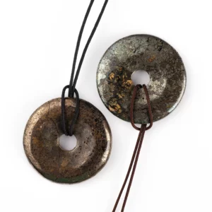 donut pi en pyrite, photo sur fond blanc