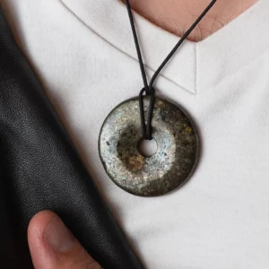 donut pi en pyrite, photo avec modèle portant le pendentif