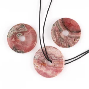 pendentif donut pi en rhodochrosite, photo sur fond blanc