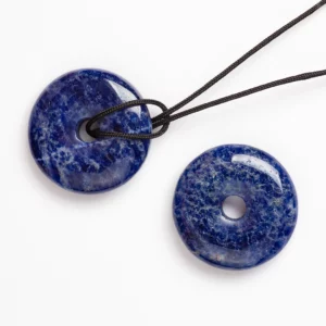 donut en sodalite, photo sur fond blanc