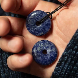 donut en sodalite, photo avec modèle le tenant dans la main