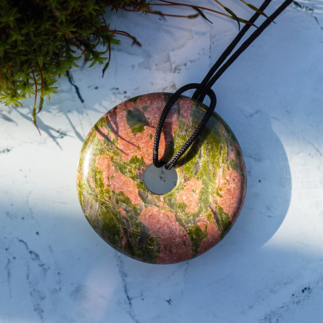 pendentif donut pi en unakite, photo avec décors