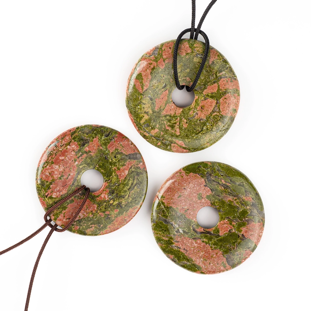 pendentif donut pi en unakite, photo sur fond blanc